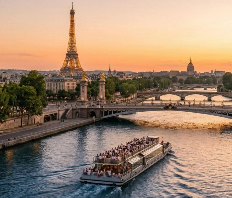 Una crociera turistica e gastronomica sulla Senna che passa davanti alla Torre Eiffel illuminata a Parigi al tramonto.