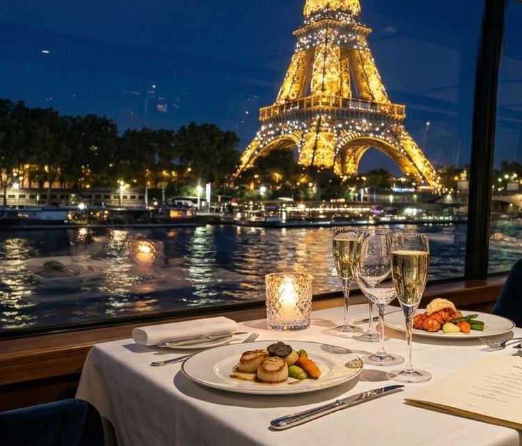 Gedeckter Tisch für zwei mit Champagner in einem luxuriösen Kreuzfahrtschiff auf der Seine, mit nächtlichem Panoramablick auf den beleuchteten Eiffelturm.