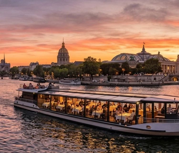 Panoramisch uitzicht op een dinercruiseboot die over de Seine in Parijs vaart in de vroege avond, met de Eiffeltoren bij zonsondergang.