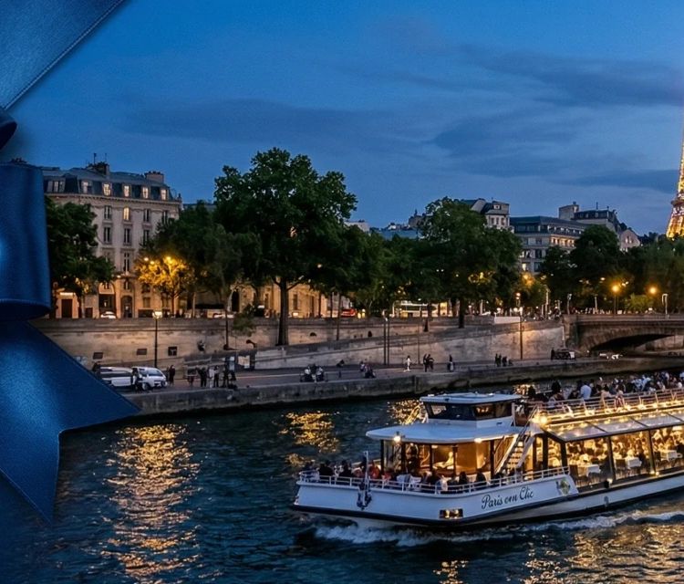 Cadeaubon dinercruise Parijs: verlicht restaurantboot op de Seine voor de Eiffeltoren met een blauwe satijnen strik