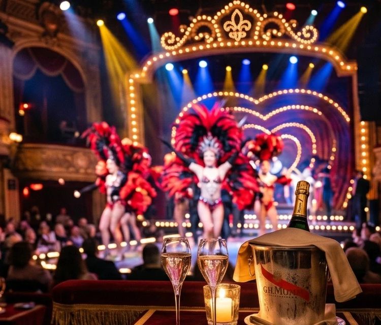 Mesa de jantar-espetáculo com champanhe em frente a um palco de cabaré parisiense iluminado com dançarinas de plumas