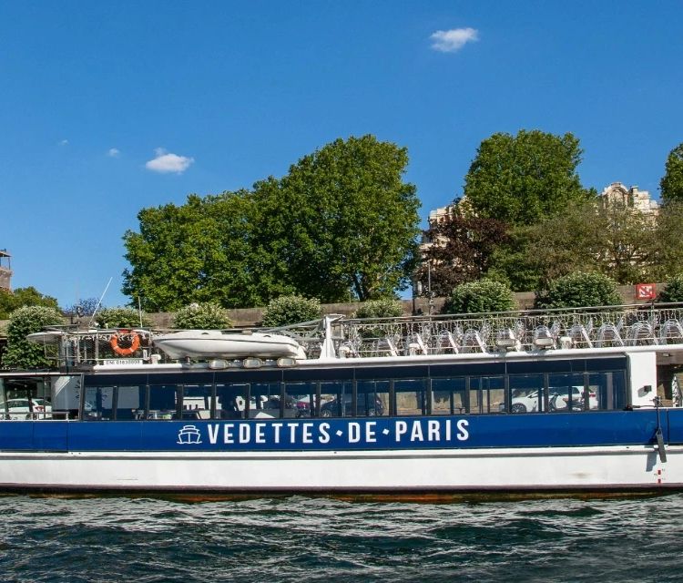 Vedettes de Parisガイド付きクルーズとパリのセーヌ川でのアペロ