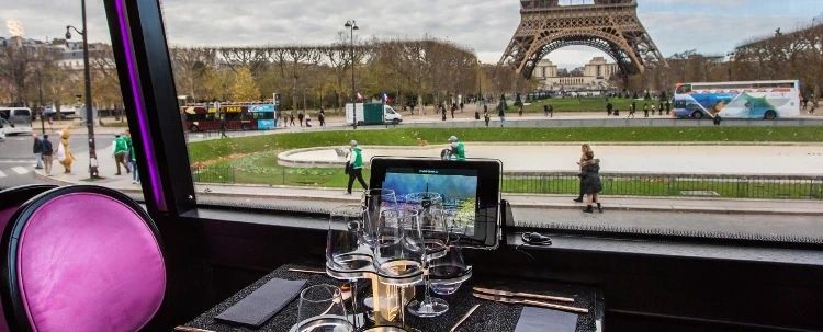 Buitenaanzicht van de Bus Toqué voor de Eiffeltoren tijdens een busrestaurant tour in Parijs.
