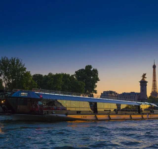 National Day Dinner Cruise aboard Bateaux Mouches, photo 1
