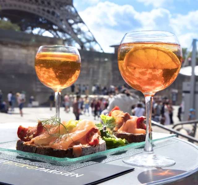 Lunch bij Bistro Parisien aan de voet van de Eiffeltoren, photo 1