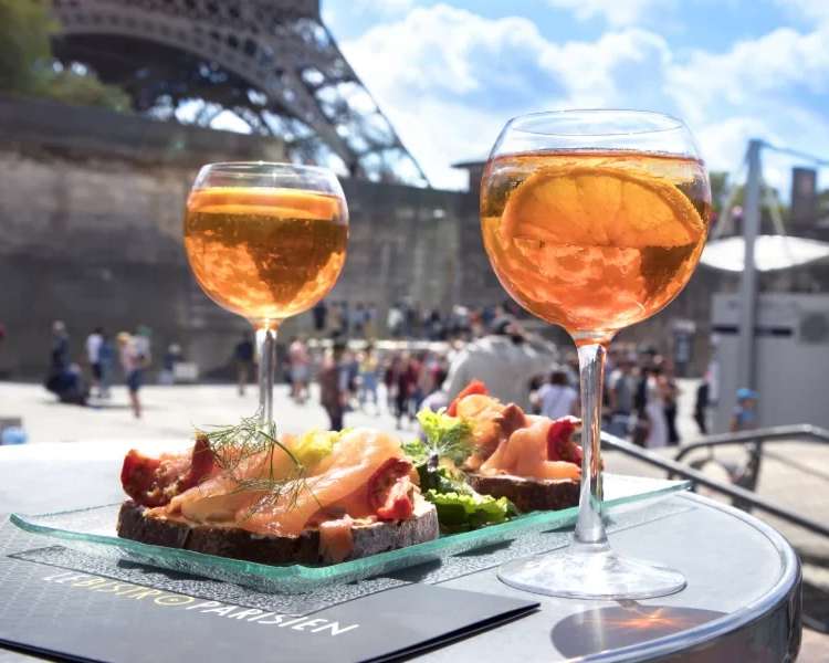 Lunch bij Bistro Parisien aan de voet van de Eiffeltoren, photo 1